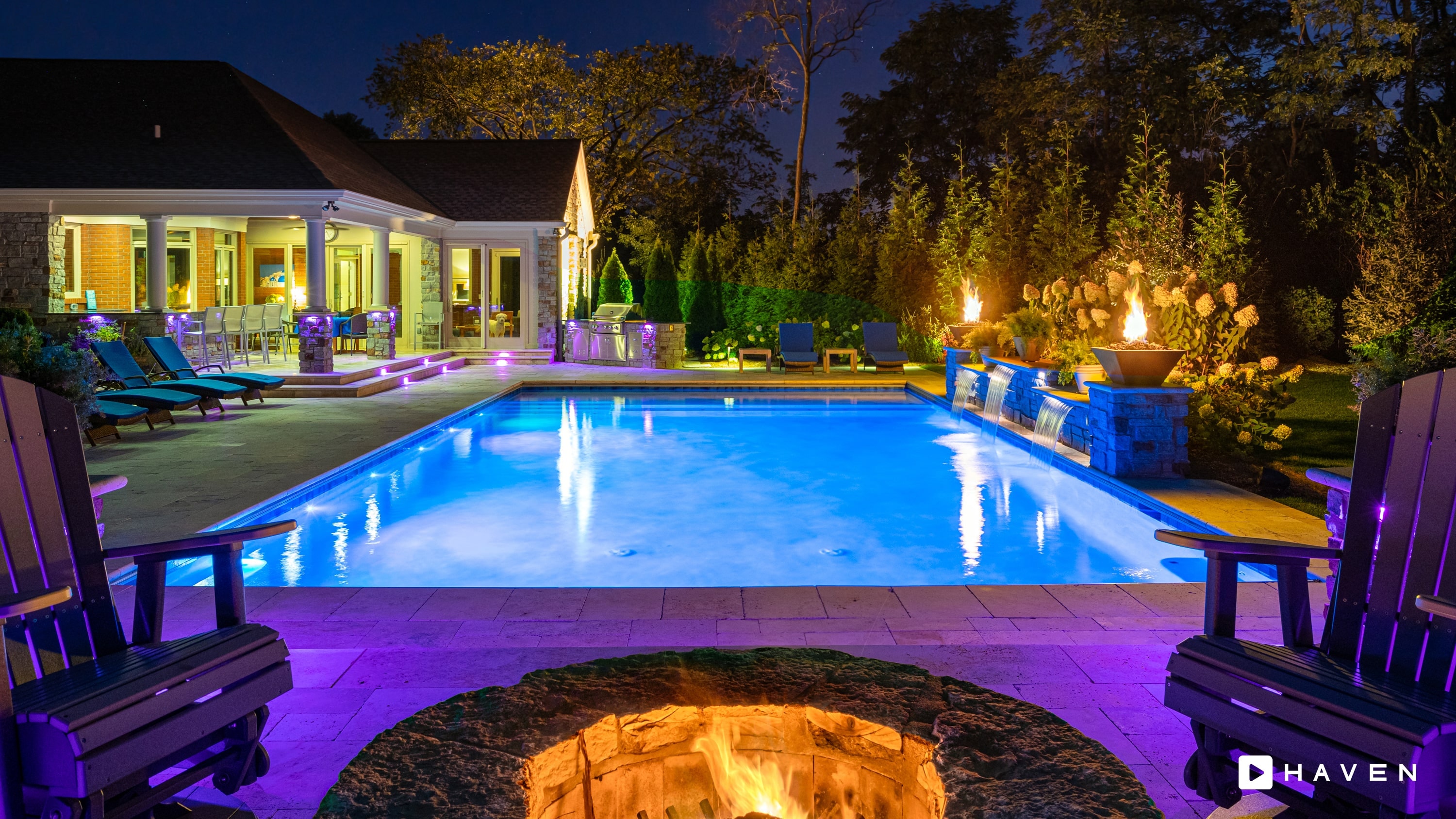 Patio and seating wall with warm hardscape lighting